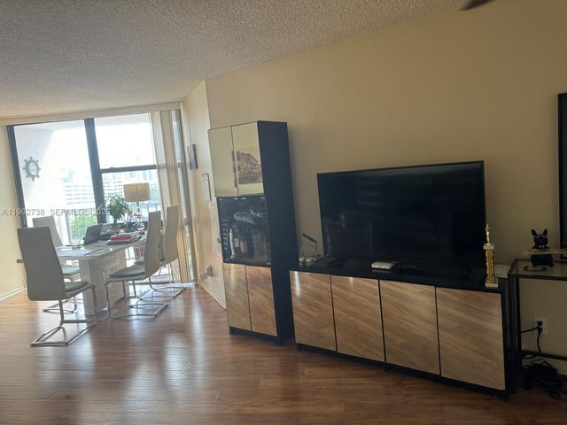 800 Parkview Dr 912, Hallandale Beach, FL 33009