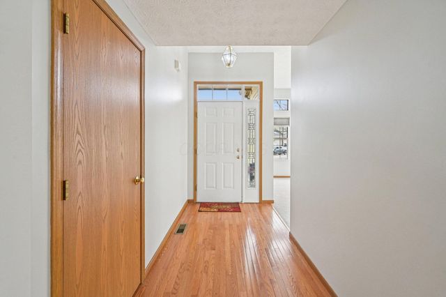 2091 Mayflower Circle, Grove City, OH 43123