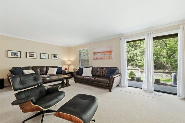 642 Woodcrest Drive, Robinson Twp, PA 15205
