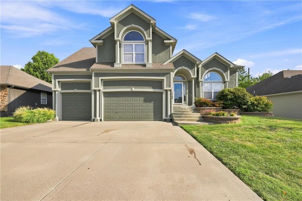 1208 NW Cedar Lane, Grain Valley, MO 64029