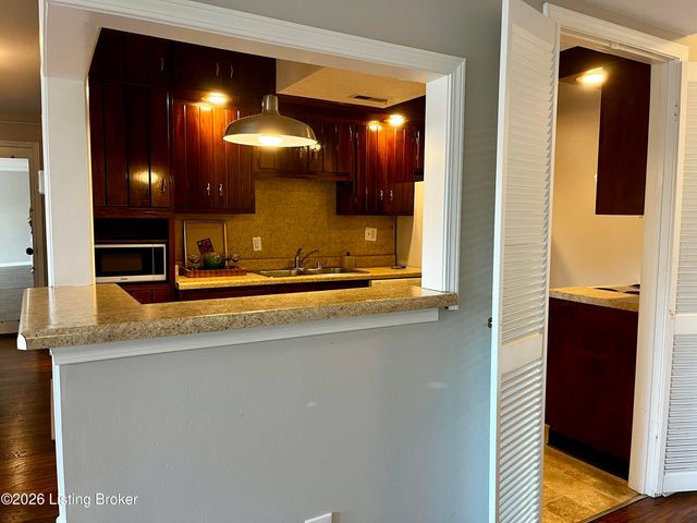 2845 Hikes Ln 206, Louisville, KY 40218