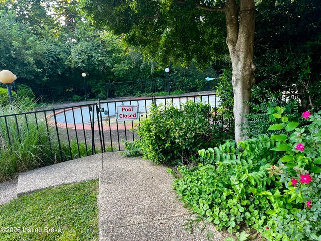 2845 Hikes Ln 206, Louisville, KY 40218