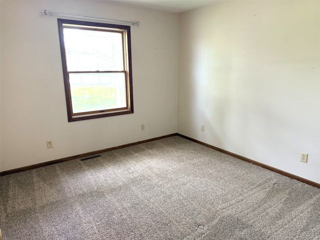6100 Rogers Road NW, Cedar Rapids, IA 52405