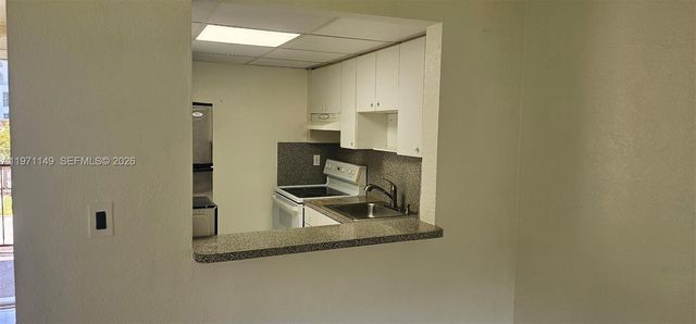 652 NW 3rd St 304, Miami, FL 33128