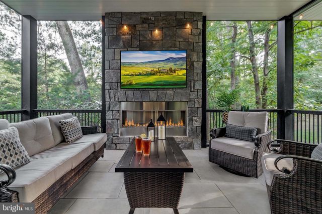 1216 EARNESTINE ST, Mclean, VA 22101