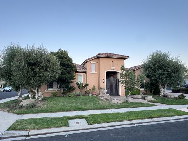 1461 N Harvard Avenue, Clovis, CA 93619