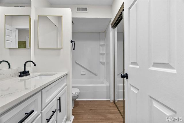 6808 Cottage Grove Lane I, St Louis, MO 63129