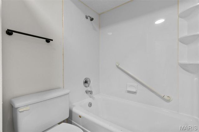 6808 Cottage Grove Lane I, St Louis, MO 63129