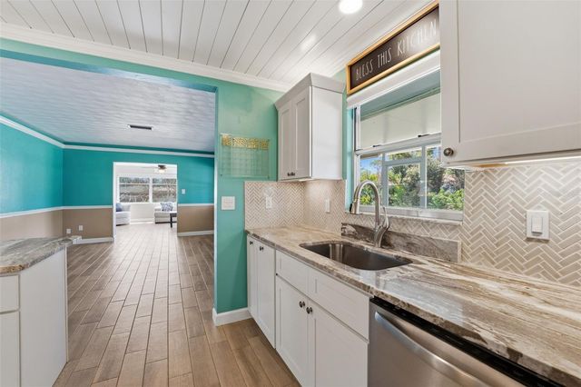 2400 PINE COURT, Nokomis, FL 34275