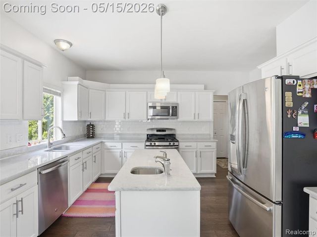 27283 Winterset Circle, Farmington Hills, MI 48334