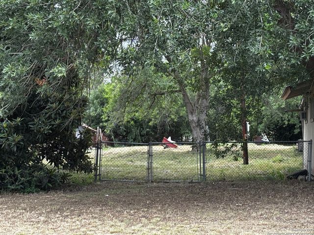 358 zipp, New Braunfels, TX 78130