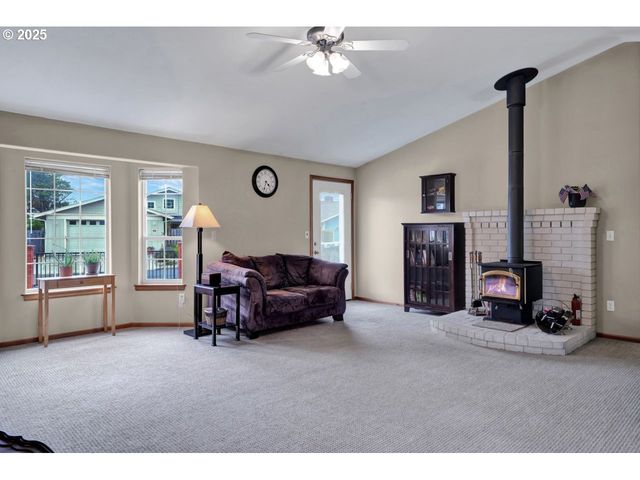 34 Wild Winds St, Florence, OR 97439