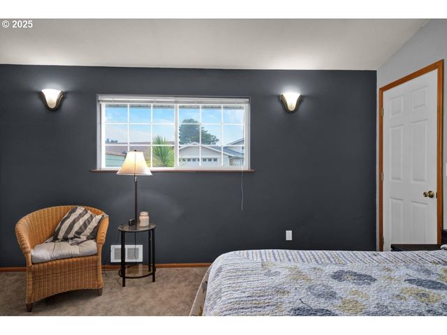 34 Wild Winds St, Florence, OR 97439