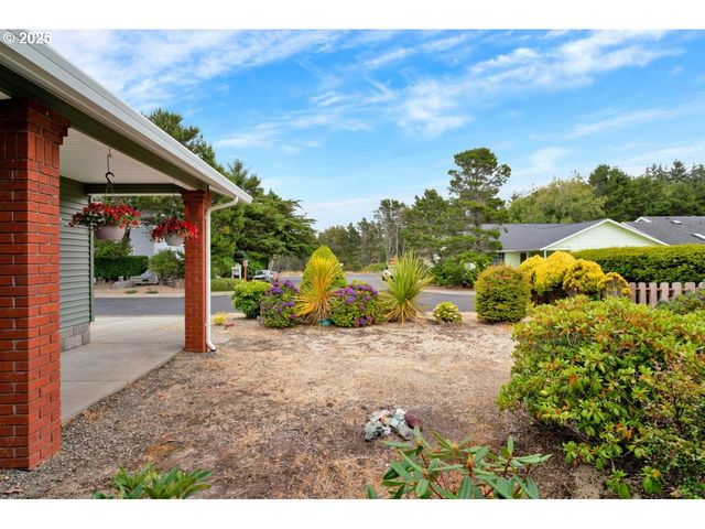 34 Wild Winds St, Florence, OR 97439