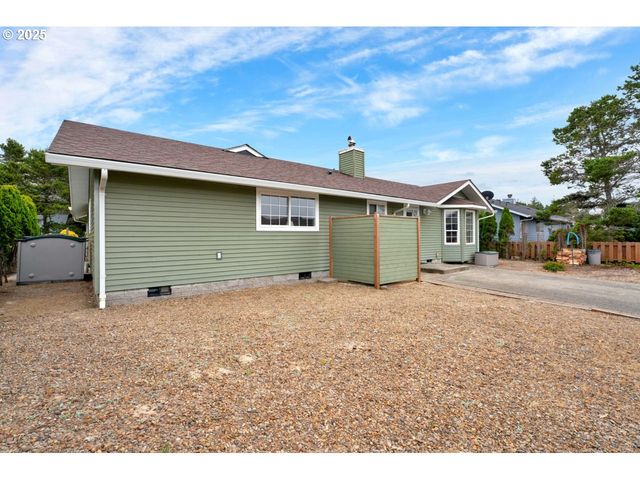 34 Wild Winds St, Florence, OR 97439