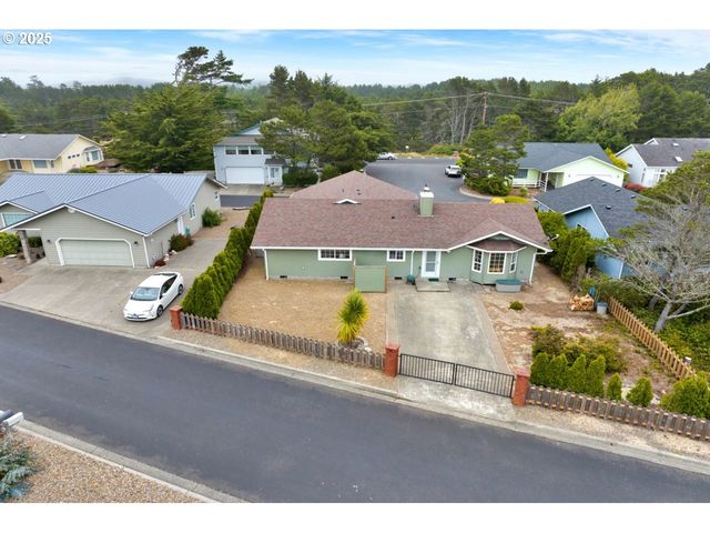 34 Wild Winds St, Florence, OR 97439