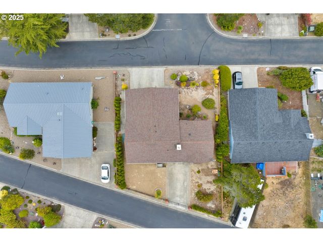 34 Wild Winds St, Florence, OR 97439