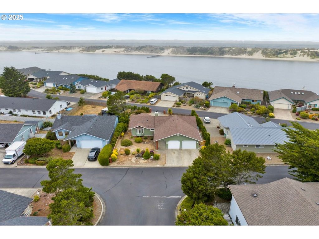 34 Wild Winds St, Florence, OR 97439