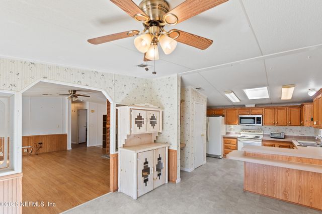 110 HILL TOP Loop, Hawthorne, FL 32640