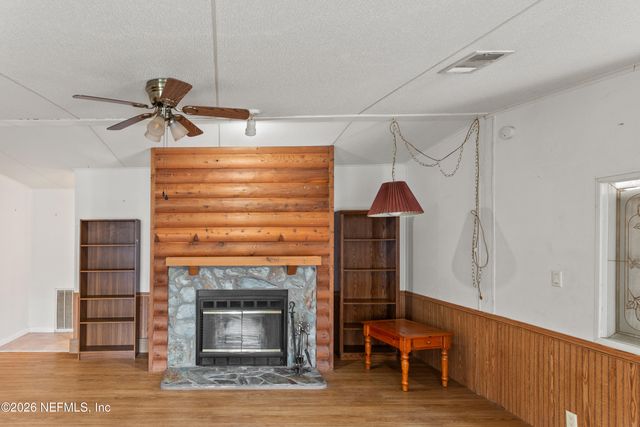 110 HILL TOP Loop, Hawthorne, FL 32640