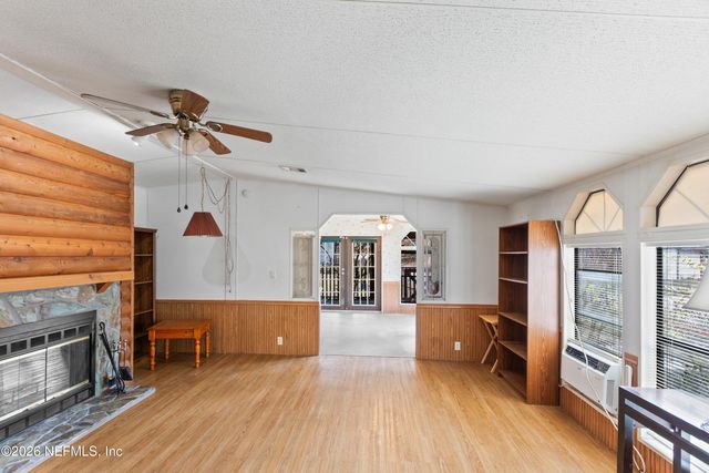 110 HILL TOP Loop, Hawthorne, FL 32640