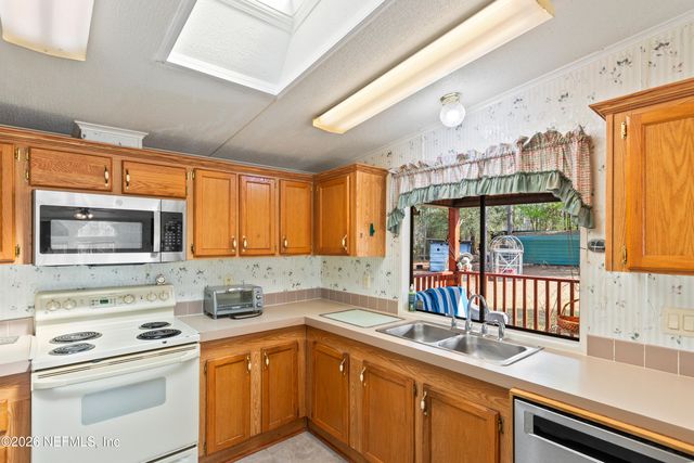 110 HILL TOP Loop, Hawthorne, FL 32640