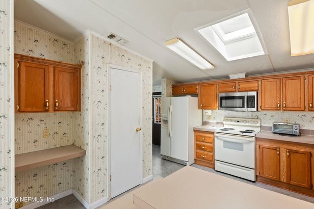 110 HILL TOP Loop, Hawthorne, FL 32640