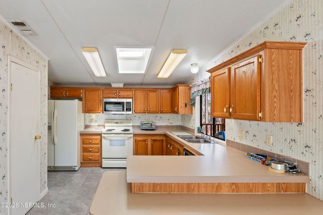 110 HILL TOP Loop, Hawthorne, FL 32640