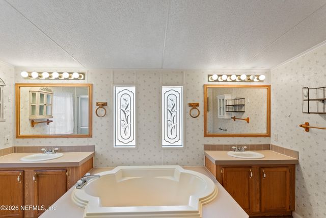 110 HILL TOP Loop, Hawthorne, FL 32640