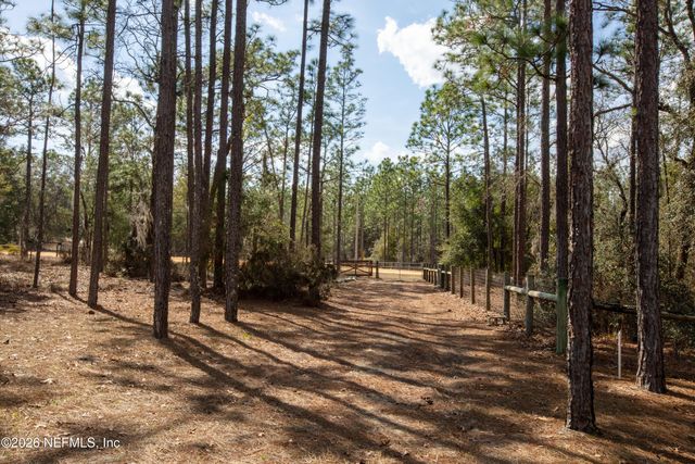 110 HILL TOP Loop, Hawthorne, FL 32640