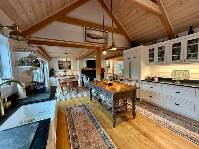 96 Hammett Ln, Chilmark, MA 02535