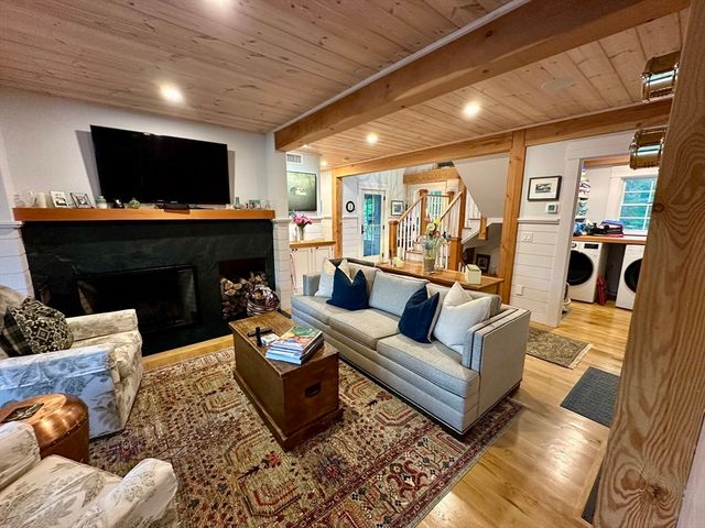 96 Hammett Ln, Chilmark, MA 02535