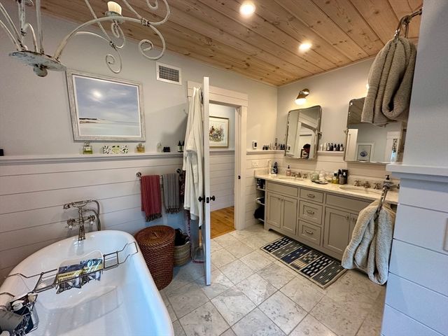 96 Hammett Ln, Chilmark, MA 02535