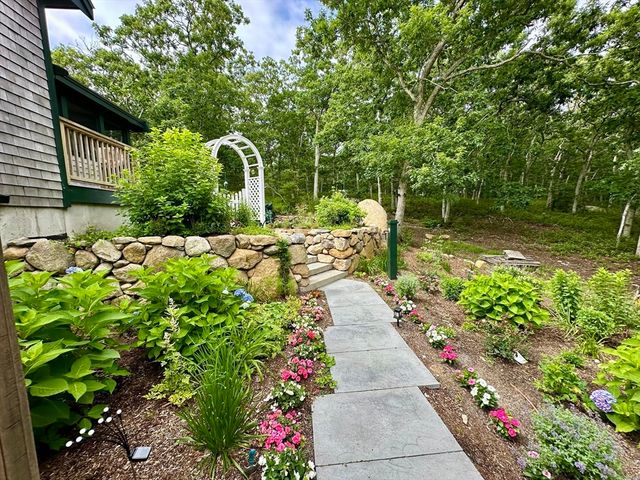 96 Hammett Ln, Chilmark, MA 02535