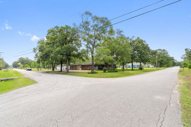 445 Woolridge Dr Drive, Conroe, TX 77301