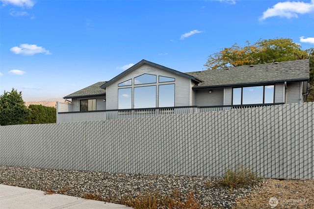 326 Goldcrest Street, East Wenatchee, WA 98802