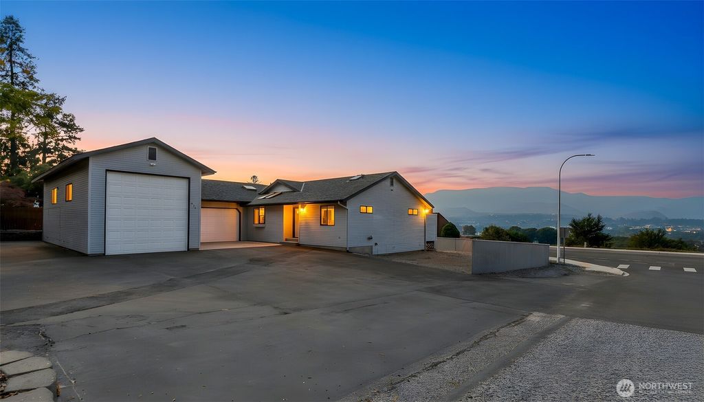 326 Goldcrest Street, East Wenatchee, WA 98802