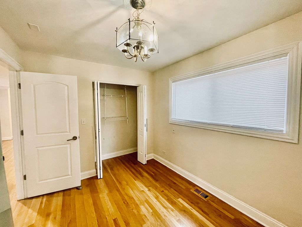 Image 13 of property listing at 8425 S Marshfield Avenue, Chicago, IL 60620