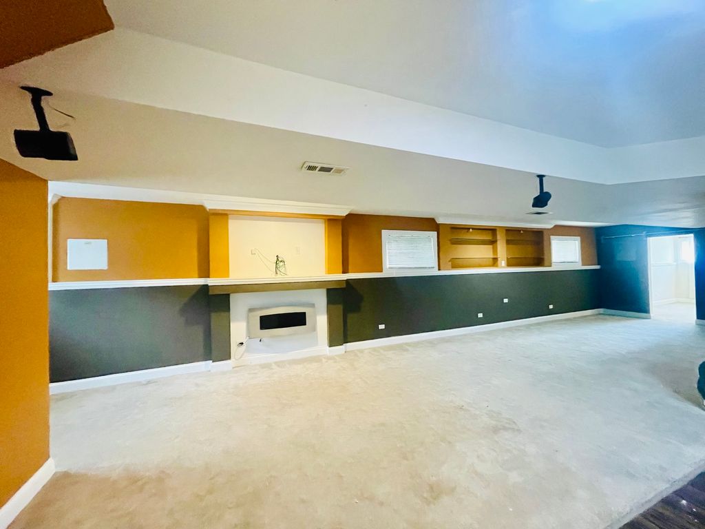 Image 16 of property listing at 8425 S Marshfield Avenue, Chicago, IL 60620