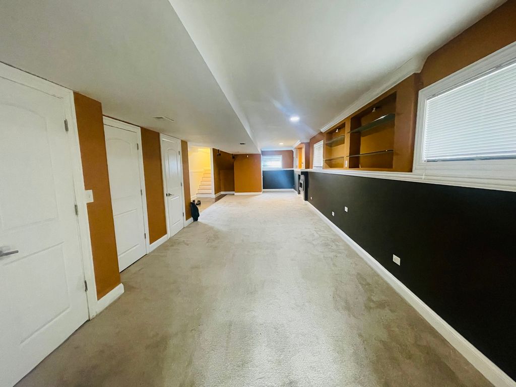 Image 17 of property listing at 8425 S Marshfield Avenue, Chicago, IL 60620