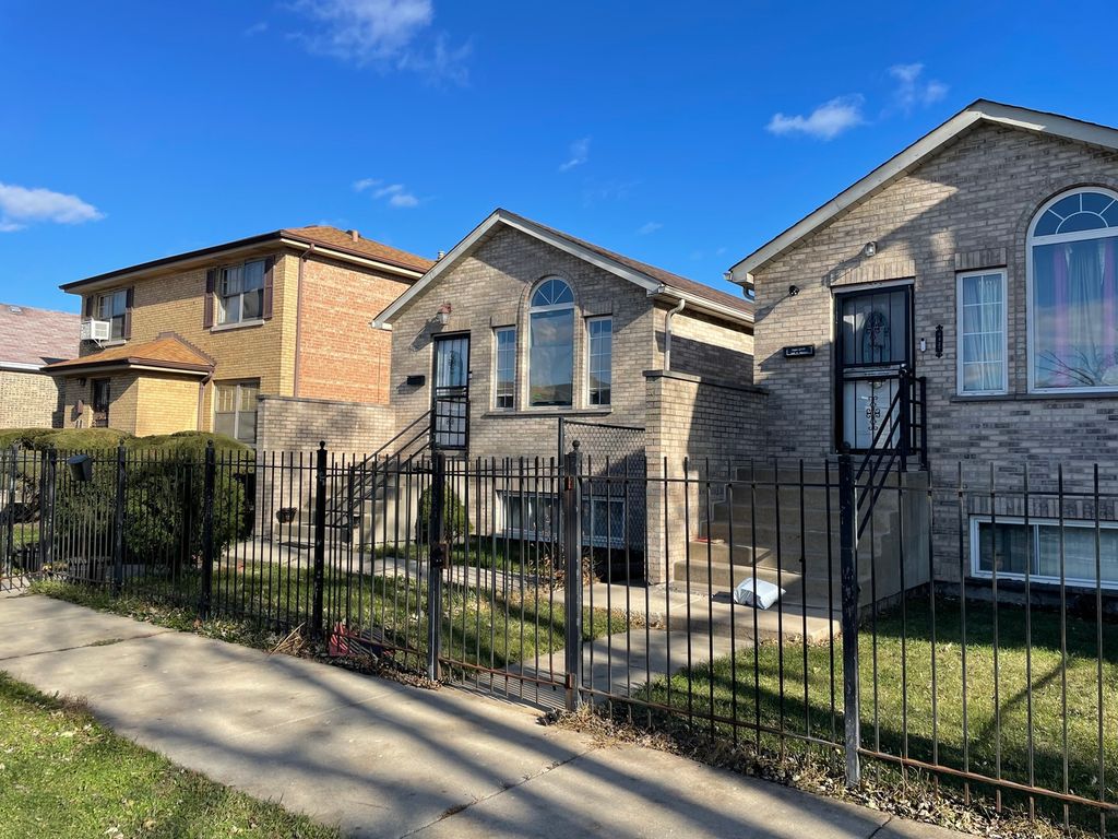 Image 3 of property listing at 8425 S Marshfield Avenue, Chicago, IL 60620
