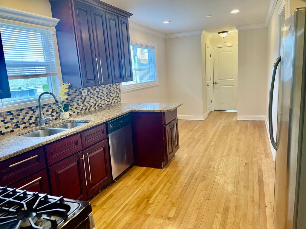 Image 7 of property listing at 8425 S Marshfield Avenue, Chicago, IL 60620