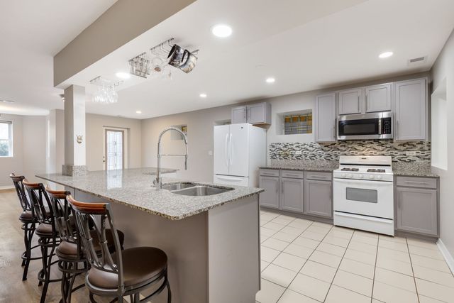 5726 N Kenmore Avenue GS, Chicago, IL 60660