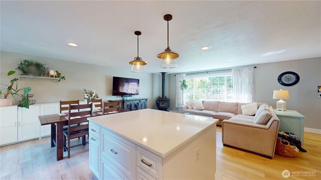 3000 NE 73rd Street, Bremerton, WA 98311