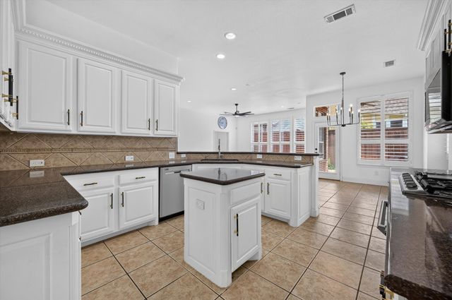 2208 Grizzly Run Lane, Euless, TX 76039