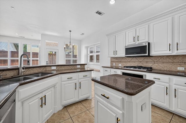 2208 Grizzly Run Lane, Euless, TX 76039