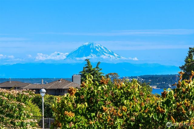 2449 43rd Avenue W, Seattle, WA 98199