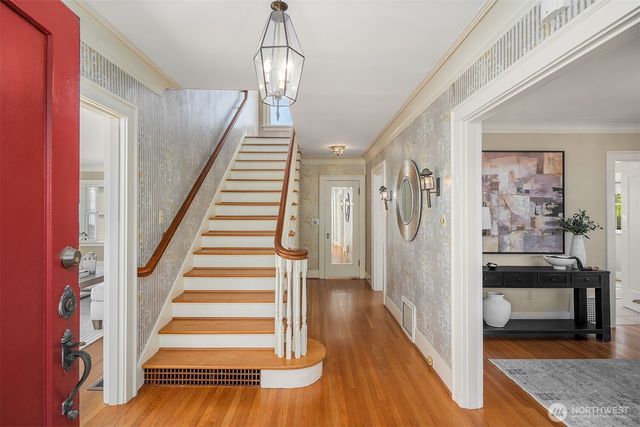 2449 43rd Avenue W, Seattle, WA 98199