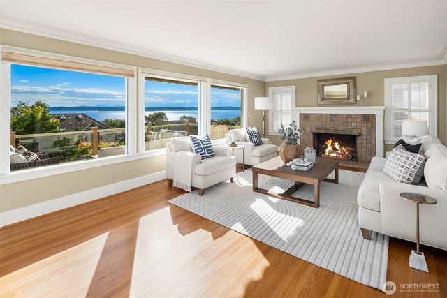 2449 43rd Avenue W, Seattle, WA 98199