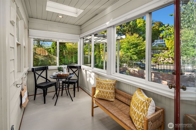 2449 43rd Avenue W, Seattle, WA 98199